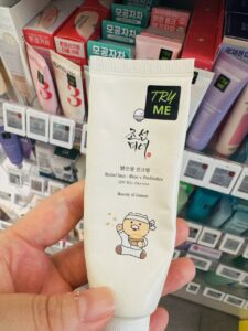 Beauty of Joseon Relief Sun Rice plus Probiotics SPF50 PA++++ tube held at the Olive Young suncare shelf in Seoul, Korean name 맑은쌀 선크림 visible